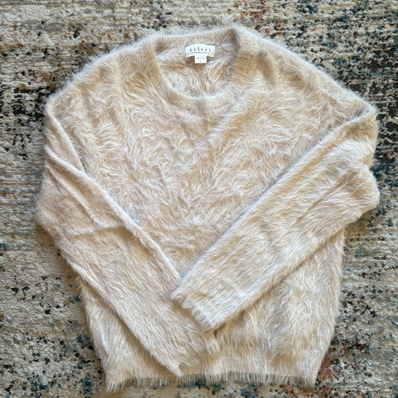 Velvet by Graham & Spencer Sweater- Excellent Condition - Picture 4 of 5